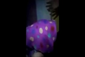 سكس رجل يلعب بكس بنت